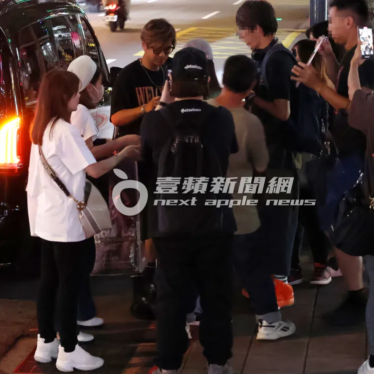 小豬（中）被粉絲包圍，在飛碟電台門口辦起臨時粉絲見面會。特勤中心攝