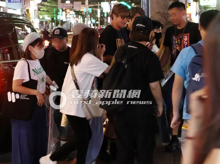 小豬（中）被眾多粉絲包圍，人氣回升。特勤中心攝