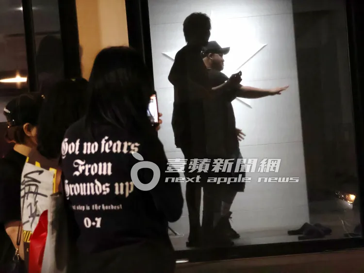 黑紗窗簾上透過光線投射出小豬（左）跳舞的倒影，身旁還有1名舞者陪跳，宛如皮影戲般有趣。特勤中心攝

