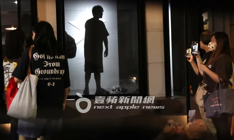 粉絲在工作室外，紛紛拿出手機錄影拍下小豬跳舞的倒影。特勤中心攝