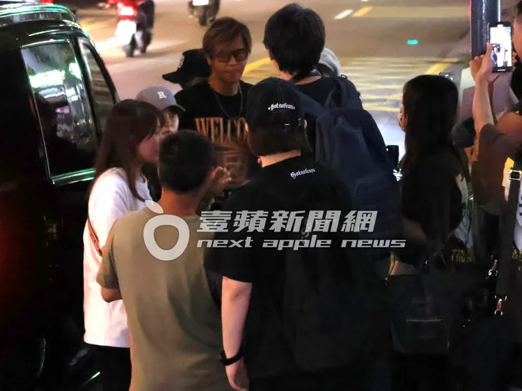 羅志祥（中）妝髮到位，下車後他戴上墨鏡，迷倒眾多粉絲。特勤中心攝