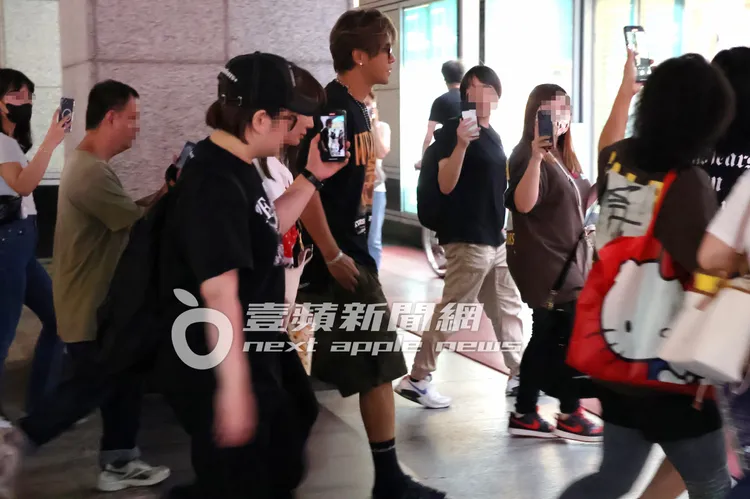 紛絲一路護送小豬（中）走進飛碟電台大樓。特勤中心攝