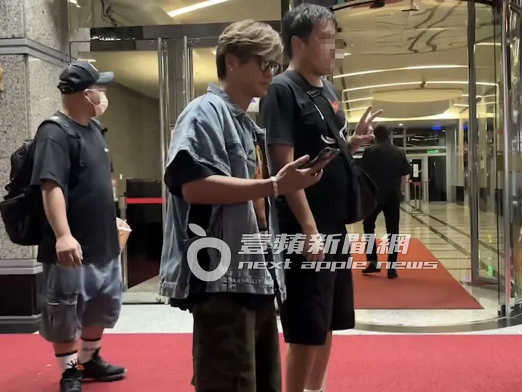 羅志祥（左）與粉絲拍照留念，時不時滑手機看訊息。特勤中心攝