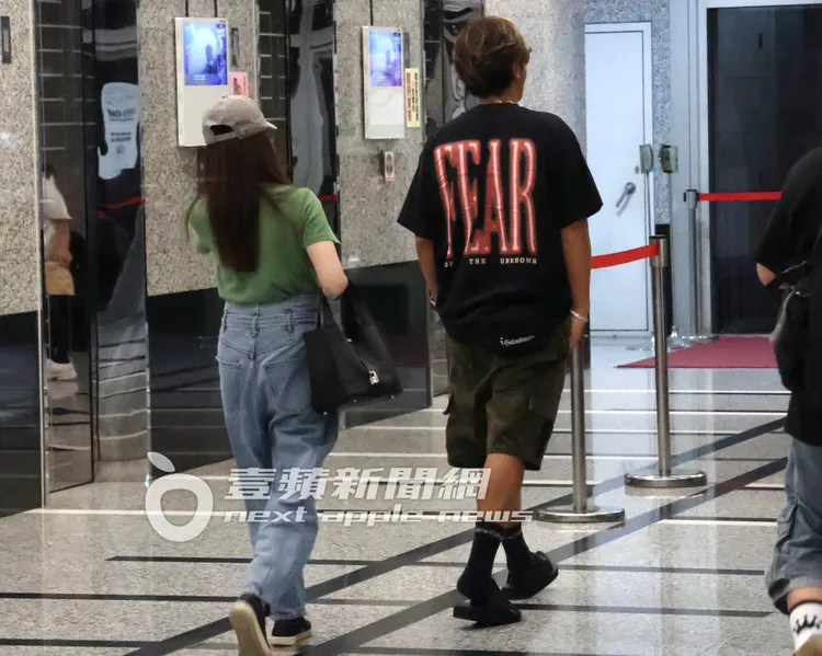 小豬（右）和經紀人小霜，一起走進飛碟電台大樓。特勤中心攝