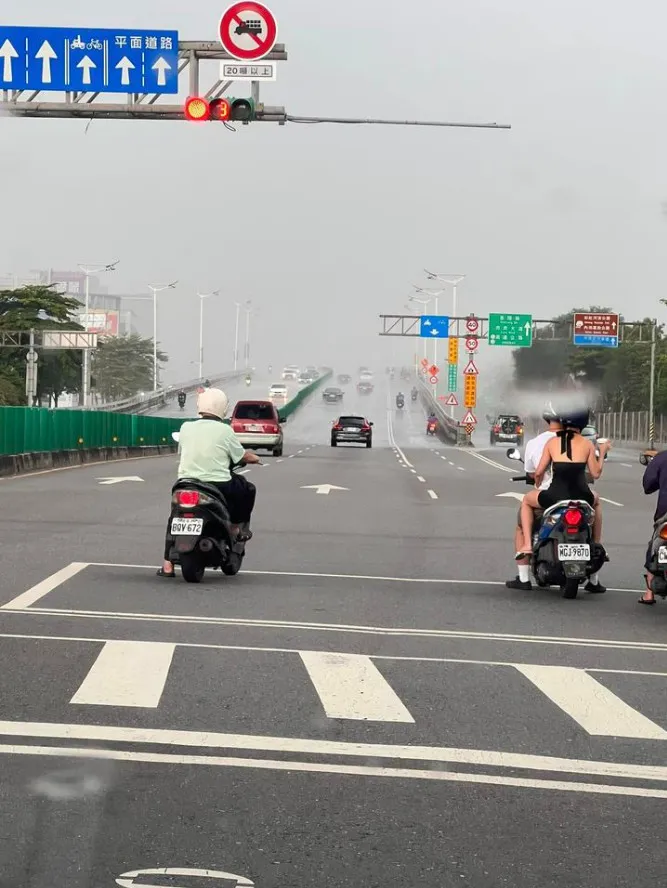 網友拍到一橋之隔兩個世界。翻攝《路上觀察學院》社團