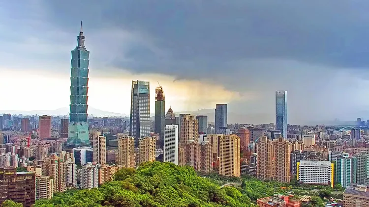 還有網友拍到大景照說「就只有松機和內湖在漏水」。翻攝《路上觀察學院》社團