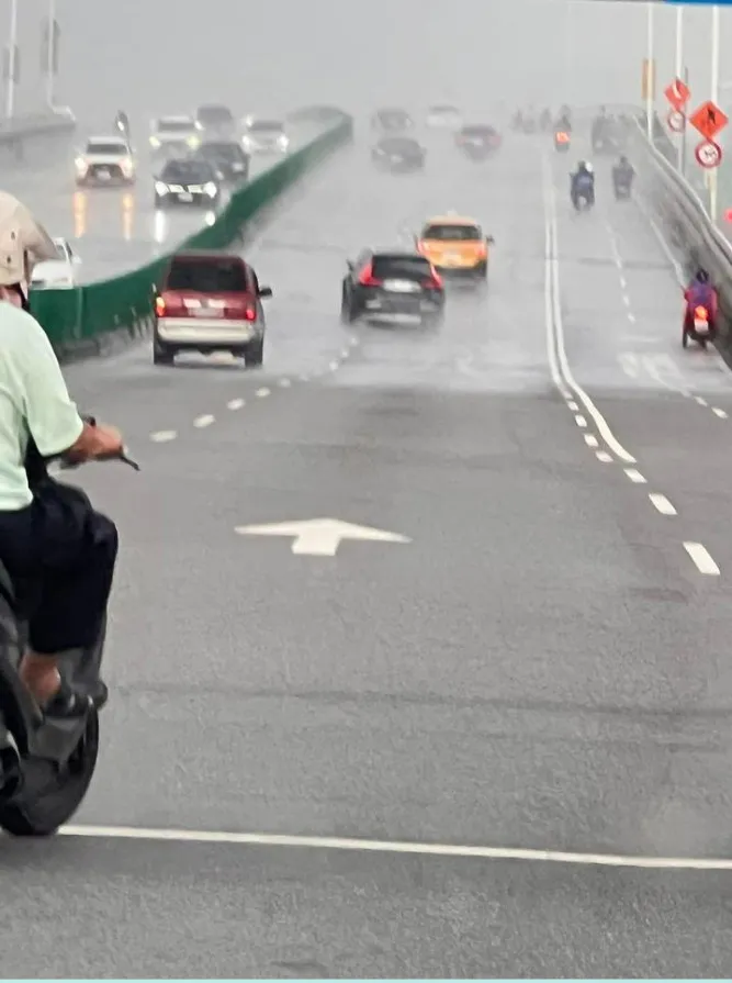 網友拍到一橋之隔兩個世界。翻攝《路上觀察學院》社團