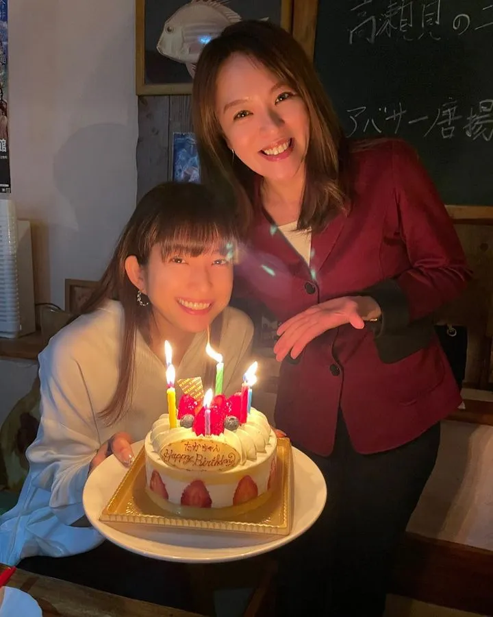 上原多香子（左）和昔日團員、現為國會議員的今井繪理子維持好交情。翻攝上原多香子IG