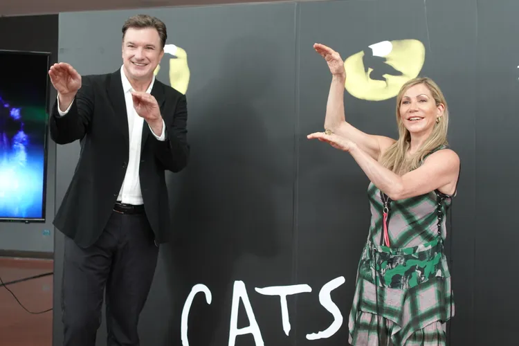 《貓》音樂劇，飾演長老貓的演員布萊德利托（左）及飾演女主角的葛麗茲貝拉的安妮塔·路易絲·科比，都非常喜歡台灣美食。寬宏藝術提供