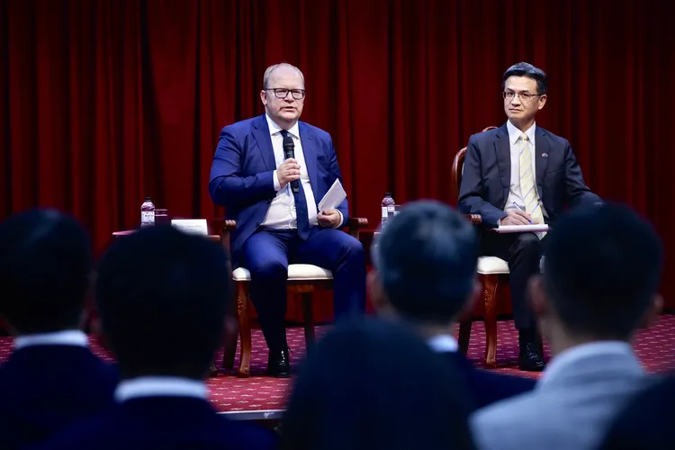 白艾特及外交部發言人劉永健。林林攝