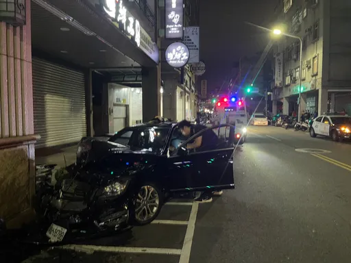 蘆洲酒駕男衝撞路邊11車　勇警摔車骨折負傷逮人