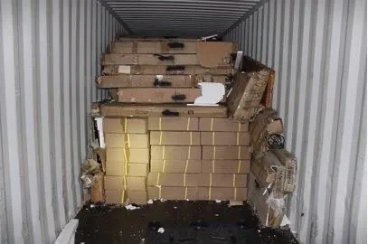 犯罪集團以挖空家具層板方式,夾藏約1200公斤大麻。翻攝畫面