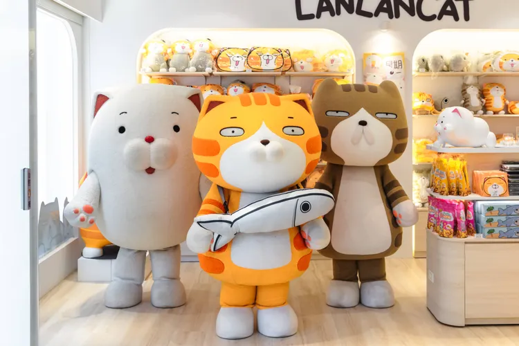 白爛貓雜貨舖「白爛貓、麻糬、臭跩貓」不定期現身。廠商提供 