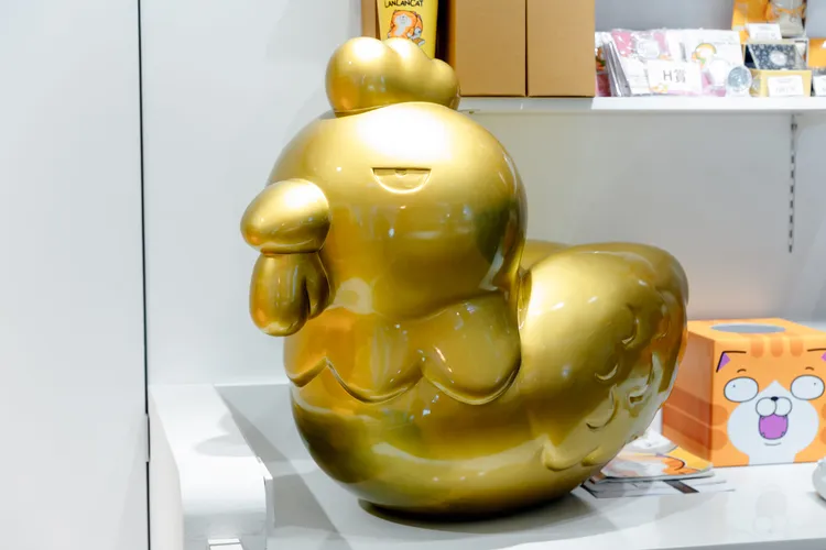 駐守在雜貨舖裡的是專門打造的「黃金那隻雞」。廠商提供