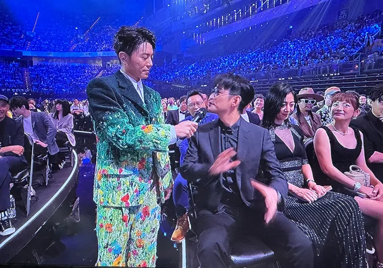 韋禮安（左）訪問評審主席陳建騏。翻攝自台視