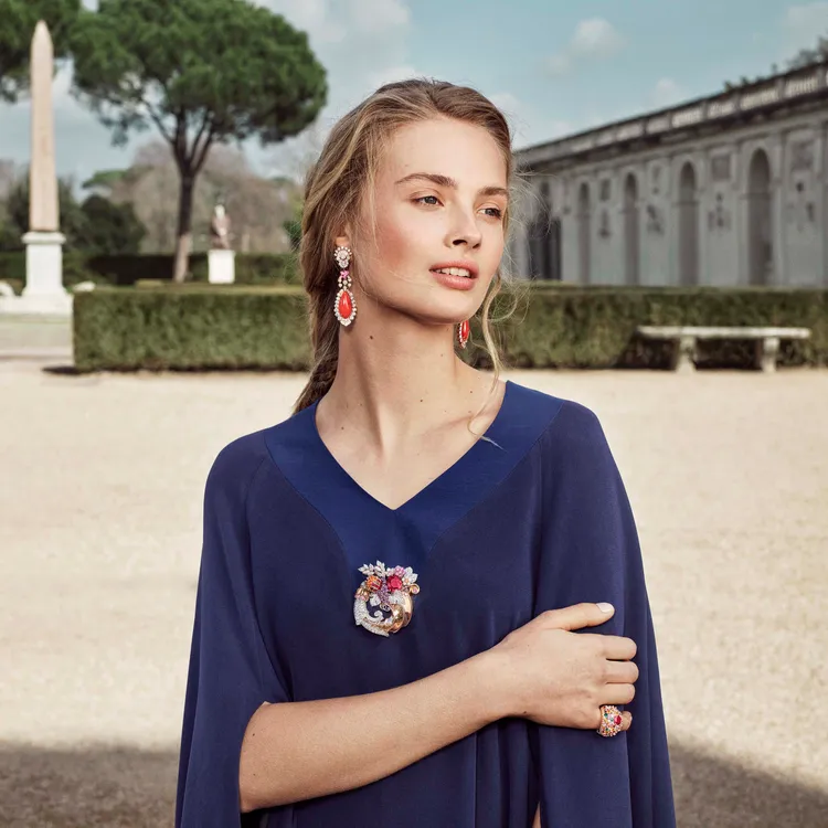 由約70件作品組成的「Le Grand Tour」高級珠寶系列，以18、19世紀盛行於歐洲貴族間的「壯遊」為靈感。品牌提供