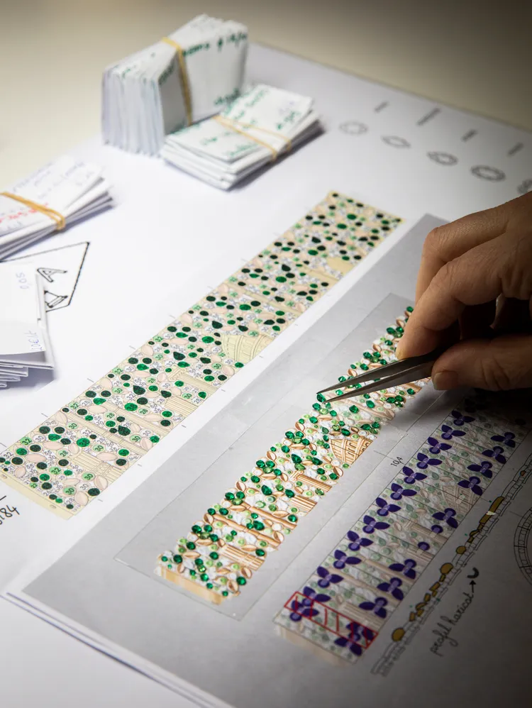 引入微型馬賽克工藝作畫的4件手鍊，以柔軟鉸接結構連接的服貼樣式呈現，靈感來自品牌於1920年代設計的帶狀手鐲。品牌提供