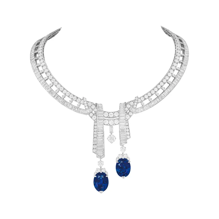 Josiah項鍊，鑲嵌2顆分別重25.10及21.78克拉橢圓形切割藍寶石。品牌提供