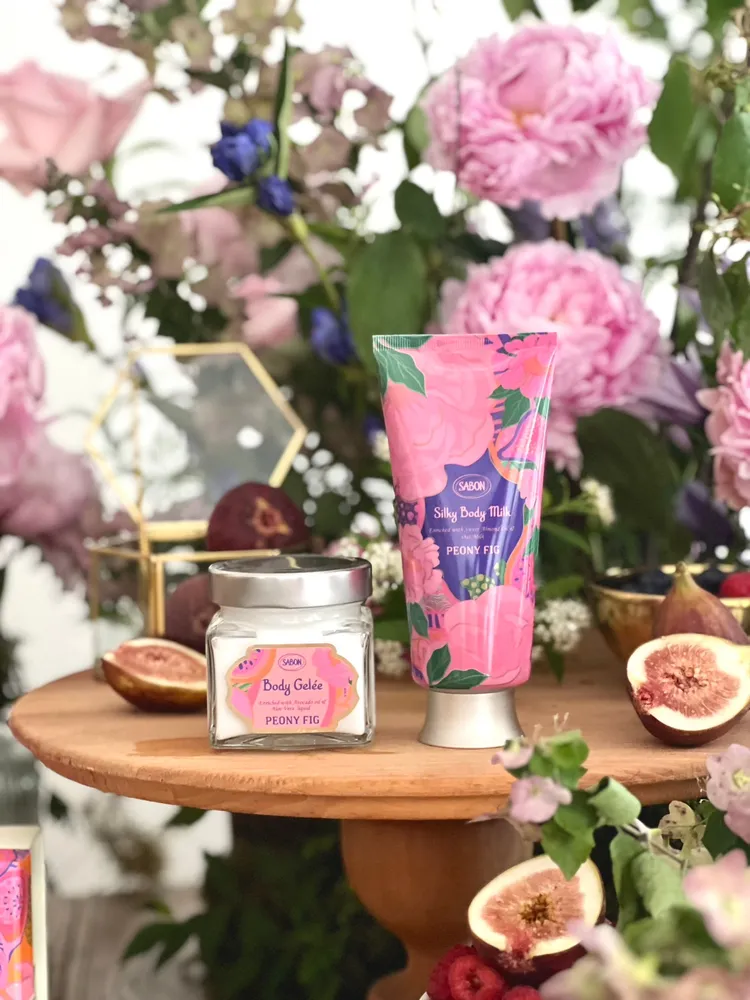 仲夏花果絲綢身體乳液（右）200ml／1380元、清爽保濕凝凍200ml／1580元。品牌提供