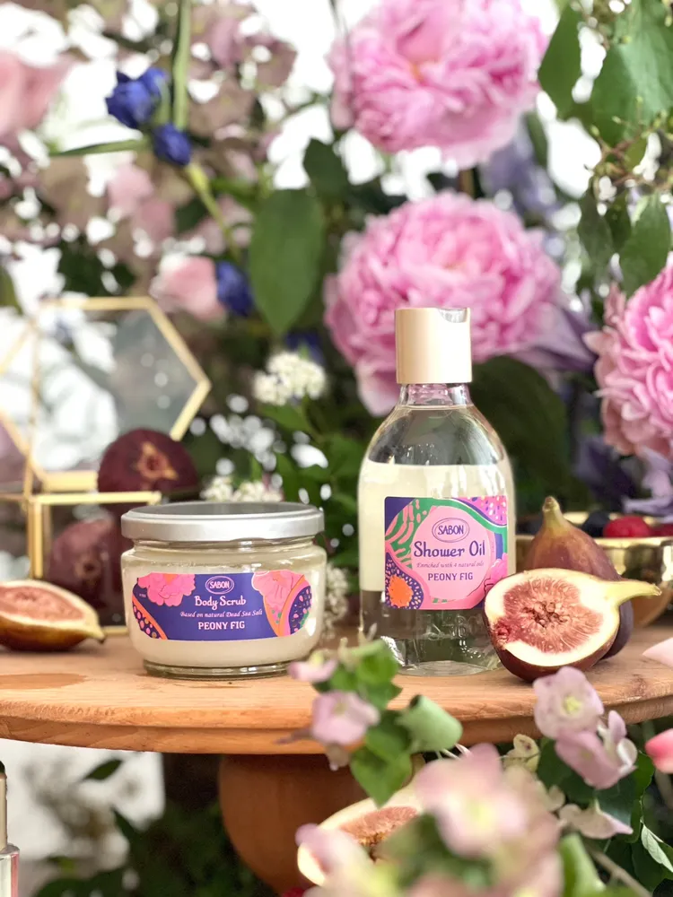 仲夏花果沐浴油（右）300ml／1080元、身體磨砂膏（左）320g／1580元。品牌提供