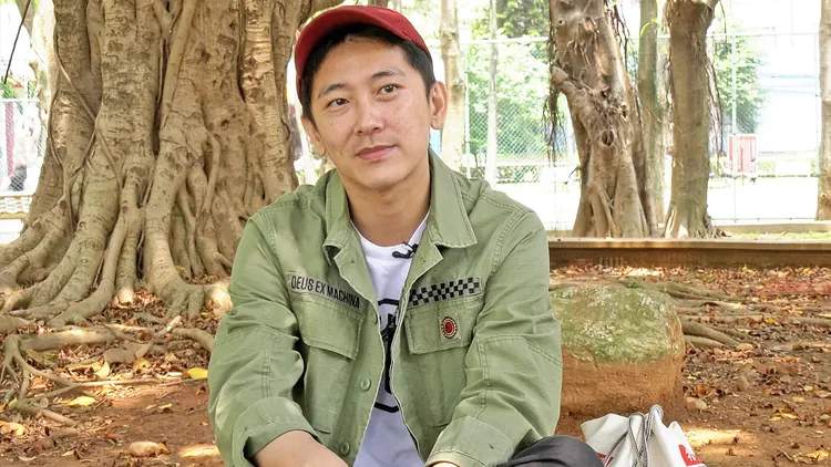 施名帥分享自己從小陰柔氣質，常被同學開玩笑。公視提供