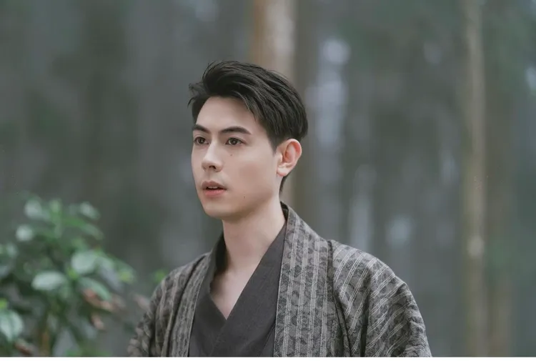 Teddy近日分享的是未受傷時的左臉照。翻攝Teddy IG