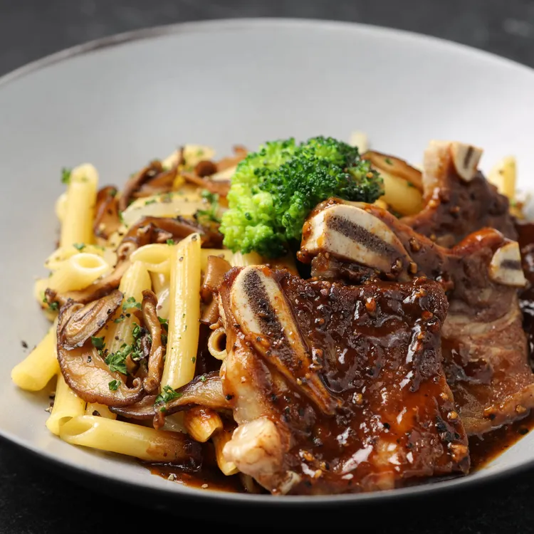 搭配住房專案，晚餐提供由晶華酒店五星主廚團隊所研發的暢銷料理「黑胡椒牛小排筆管麵」套餐，再搭配清爽沙拉、湯品以及無限暢飲吧檯。捷絲旅提供