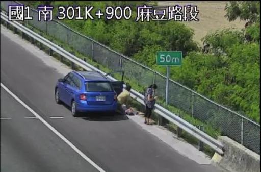 暖心片｜老父國道上突昏迷！兒急靠路肩CPR　警消接手從鬼門關搶到人