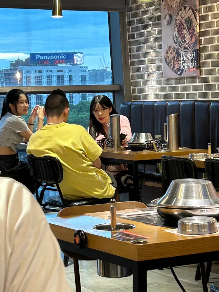 野生李多慧出沒引起餐廳一陣騷動。翻攝自臉書「爆廢1公社」