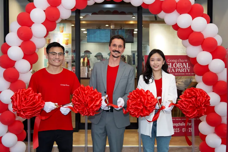 貢茶加盟代理總經理、來自斯洛維尼亞的Tomaz（中），參加第2000家分店剪綵。品牌提供