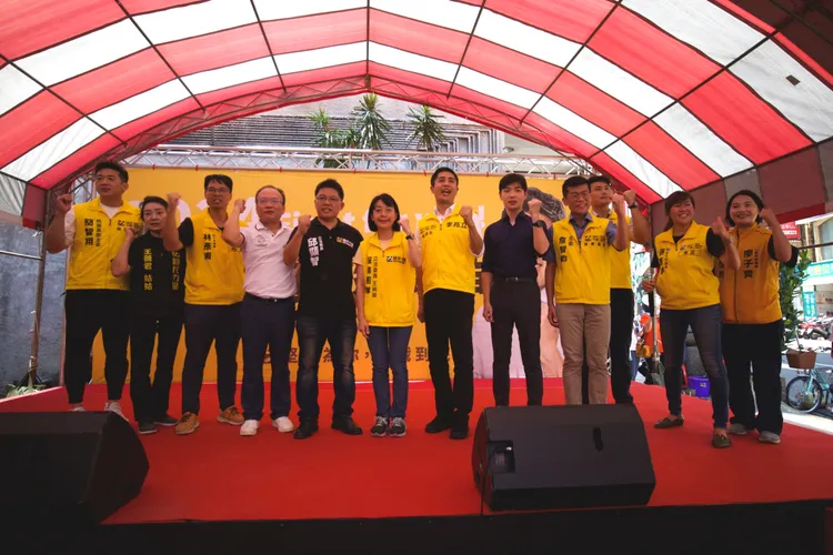 黨主席王婉諭、秘書長李兆立、副秘書長與桃園黨部主委簡智翔、新北市黨部主委王薇君、苗栗縣黨部主委宋國鼎、屏東黨部主委詹智鈞在內等黨公職出席成立大會。邱顯智辦公室提供