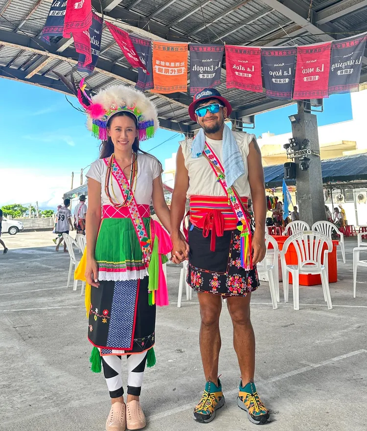 張震嶽同框小一輪的老婆！自曝少拍合照的原因。翻攝臉書「張震嶽 ayal komod」