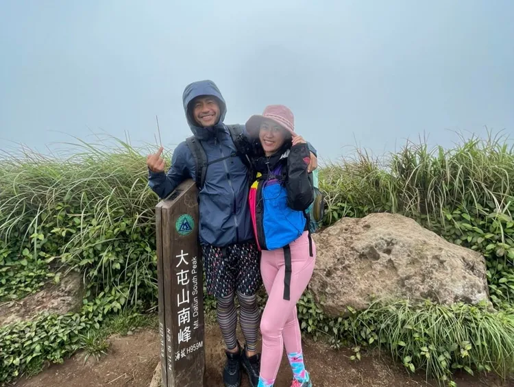 2021年4月張震嶽曾跟老婆一起登山合照。翻攝臉書「張震嶽 ayal komod」