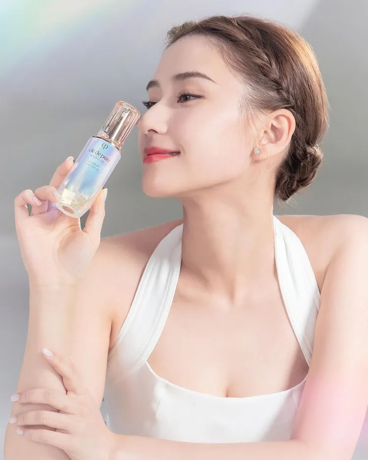 何超蓮透露現在一直伴他左右的不是老公，而是肌膚之鑰的精萃光采激光晶露。翻攝何超蓮IG