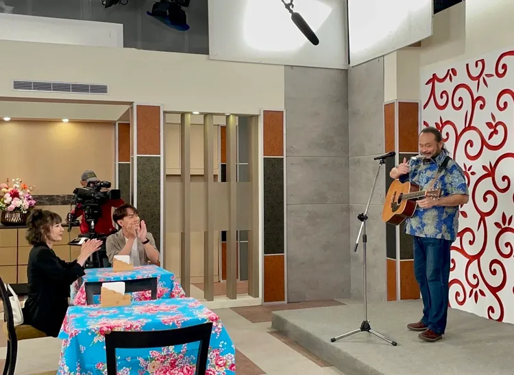 謝宇威（右）自彈自唱，讓羅巧倫跟許仁杰聽到忘我。民視提供