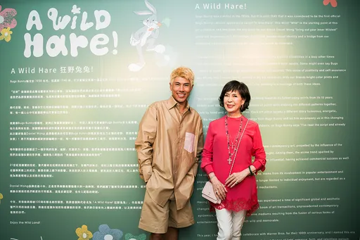 Daniel Wong辦展引出「最美主持人」 白嘉莉見兔巴哥樂開懷