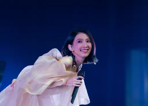 戴佩妮登台開唱喉嚨出狀況　「衛生紙插鼻孔」笑壞粉絲