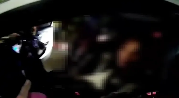 警方喝令徐女下車。翻攝畫面