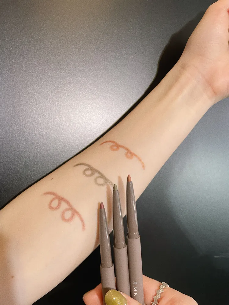 可搭配眼彩盤打造透明感煙燻眼妝的立體深邃眼線筆，（上至下）#EX02琥珀棕、#EX03苔蘚綠、#EX04紫紅色，各1100元。張家玲攝