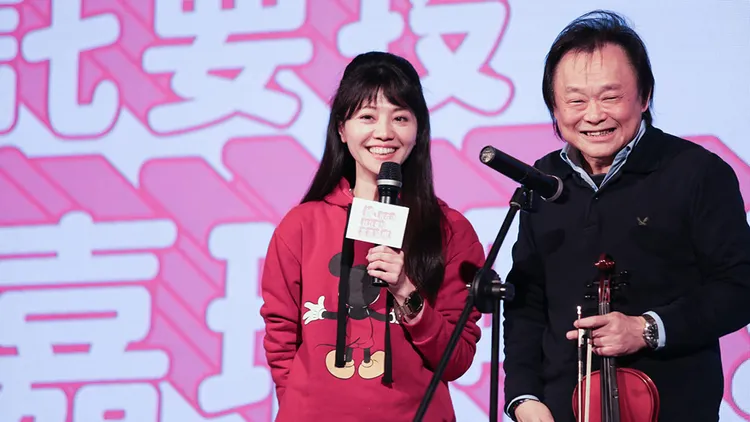 高嘉瑜當初演唱會找來民進黨台北市議員王世堅助陣。翻攝自高嘉瑜臉書