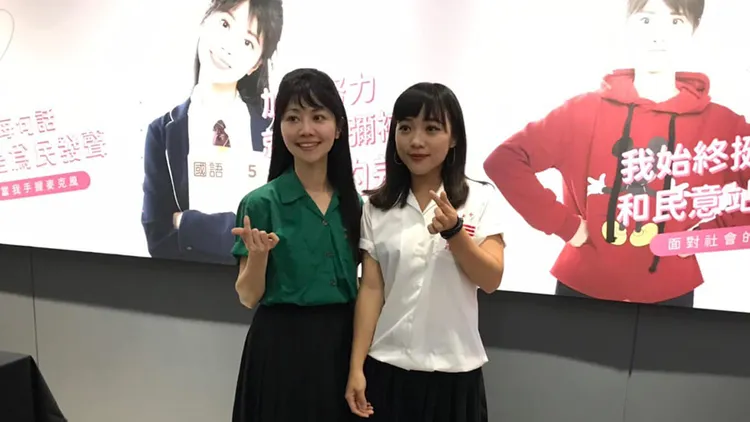 高嘉瑜與高雄市議員黃捷穿著學生制服現身演唱會。翻攝自高嘉瑜臉書