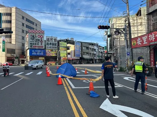 嘉義老婦大貨車前面穿越馬路 閃不掉!遭撞倒輾斃驚悚畫面曝光