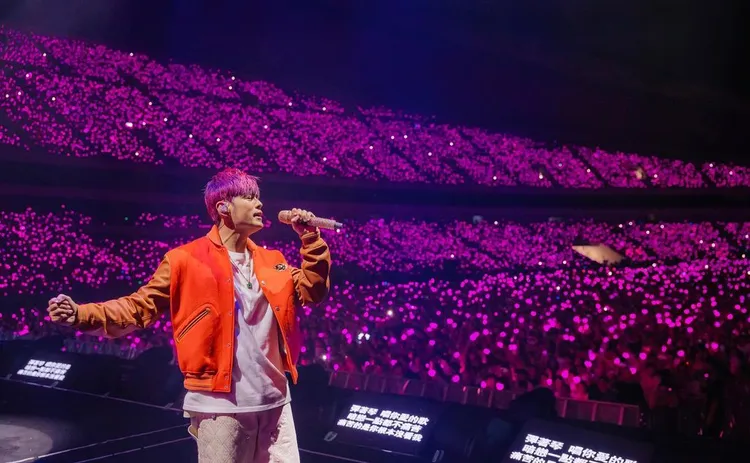 周杰倫在舞台上選穿的新裝，出自DIOR與街頭潮牌Denim Tears攜手打造的Dior Tears膠囊系列。翻攝jaychou IG