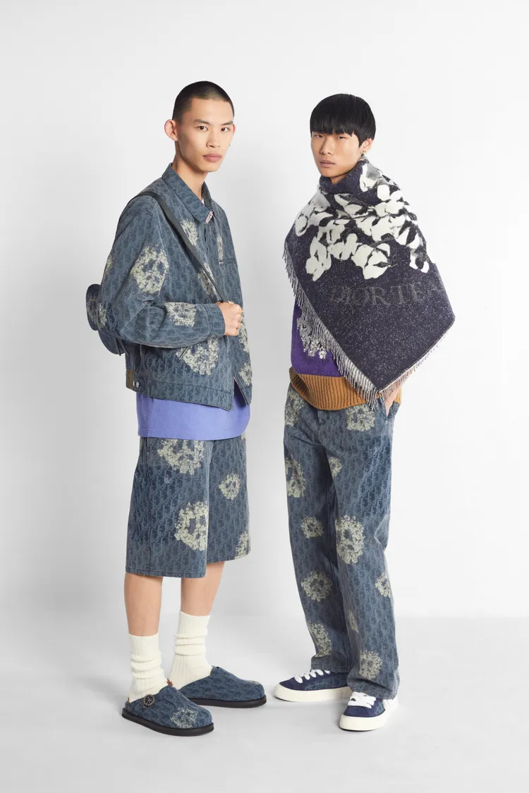 Dior Tears膠囊系列採用DIOR工坊精湛工藝所演繹的獨特緹花面料飾以拔染印花，詮釋1950、60年代常春藤盟校中非裔美籍學生的穿搭風格。品牌提供