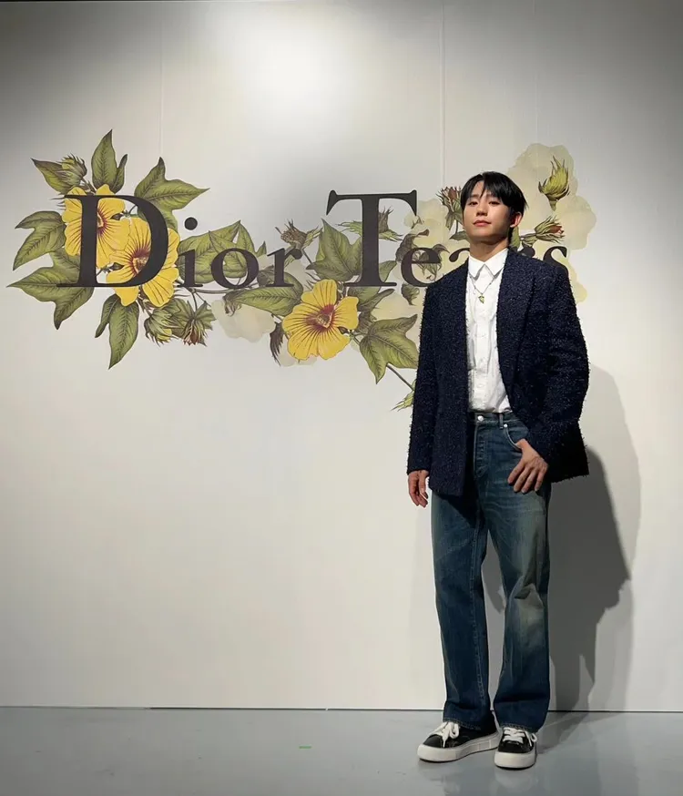 韓國男神丁海寅穿上全套Dior Tears系列裝束，自帶優雅書卷氣息。翻攝holyhaein IG