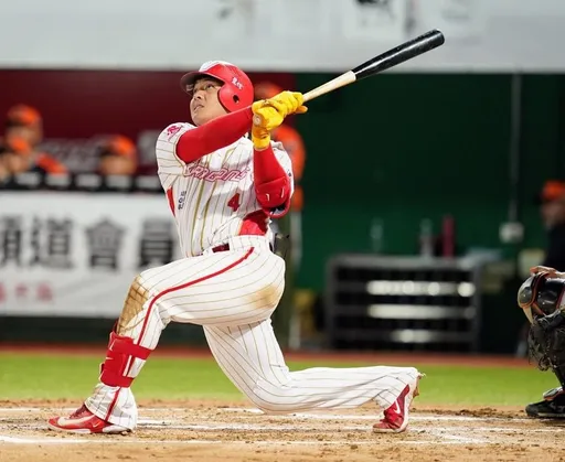 吉力吉撈.鞏冠轟2分砲 味全龍勝統一獅居下半季龍頭