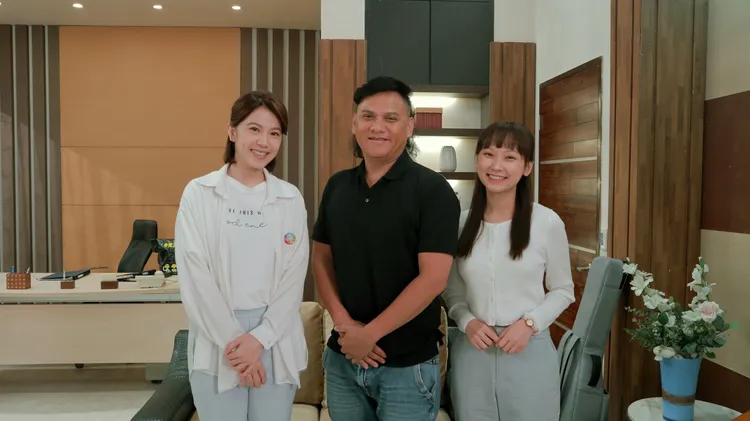 金曲歌王桑布伊（中）客串民視8點檔《市井豪門》，和廖苡喬（左）及吳鈺萱演對手戲。民視提供