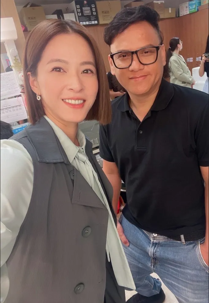 金曲歌王桑布伊（右）客串民視8點檔《市井豪門》，和老朋友蘇晏霈相見歡。民視提供