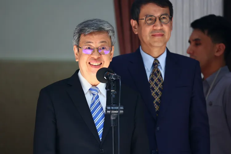 陳建仁進入議場前受訪。彭欣偉攝