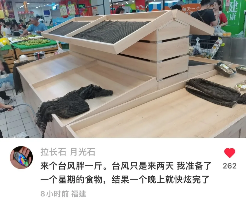 網友搞笑說一天吃光囤積的物資。翻攝微博